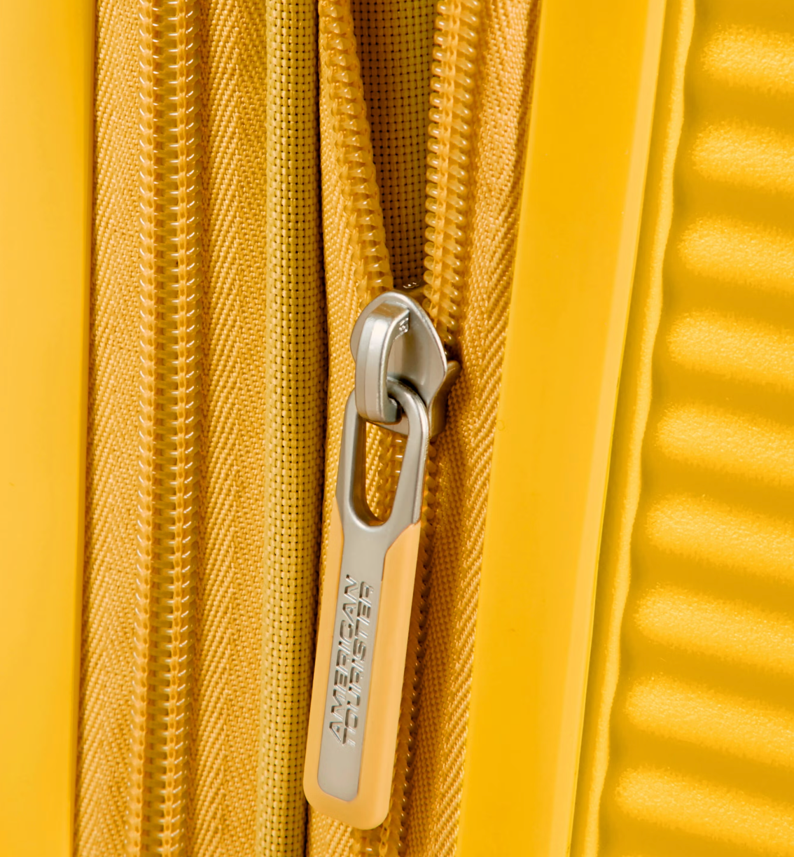 American Tourister Curio Spinner Carry-On